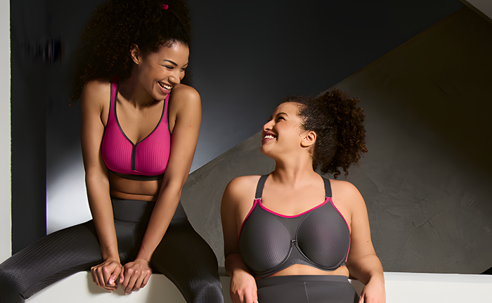 Lachende Frauen in funktionellen Sport-BHs mit Stützfunktion