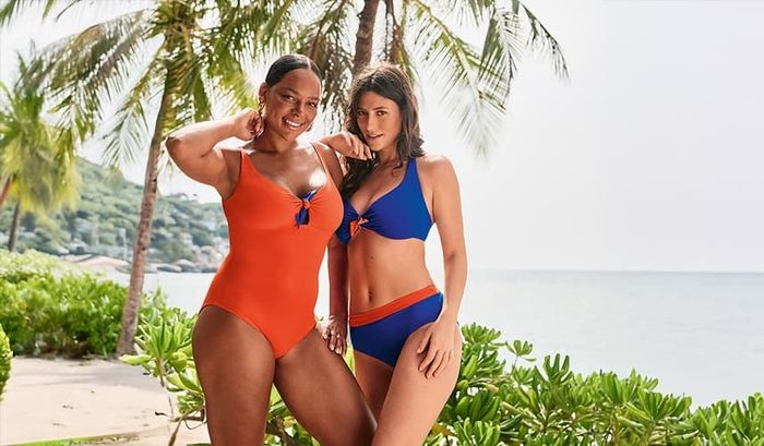 Bademode für Damen in Orange und Blau vor Palmenkulisse